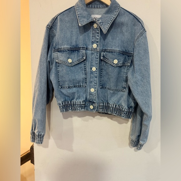 ZARA Daisy Button Pearl Cropped Denim Jacket Light Wash Large - Picture 2 of 7